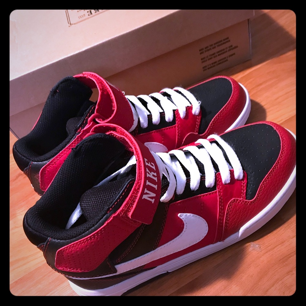 NWT - Nike - Mogan Mid 2 Jr - 4.5Y